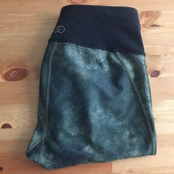 Pants - Green and black workout leggings